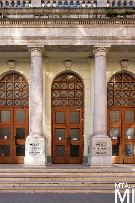 IMG_0048_Alkotmány u. 9-11_homlokzat_részlet_kapu.jpg