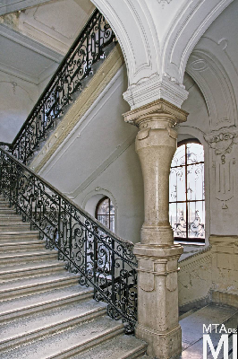 IMG_6540_Alkotmány u. 10_lépcsőház.jpg