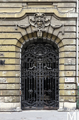 IMG_7489_Alkotmány u. 10_homlokzatrészlet_kapu.jpg