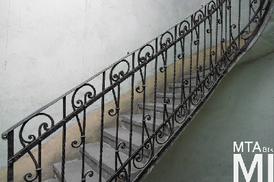 IMG_6534_Alkotmány u. 10_melléklépcsőház.jpg