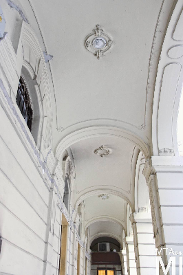 IMG_6560_Alkotmány u. 10_udvari folyosó_részlet.jpg