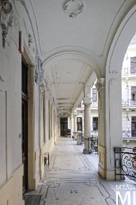 IMG_6521_Alkotmány u. 10_udvari folyosó_részlet.jpg
