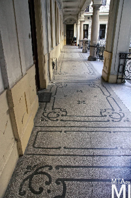 IMG_6520_Alkotmány u. 10_udvari folyosó_részlet.jpg