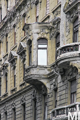 IMG_7498_Alkotmány u. 10_homlokzatrészlet.jpg