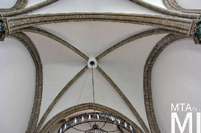 IMG_8766_Alkotmány u. 12_templombelső.jpg