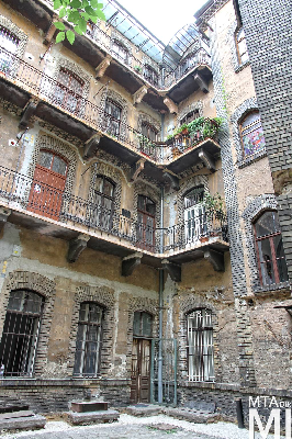 IMG_8853_Alkotmány u. 12_udvari homlokzat_részlet.jpg