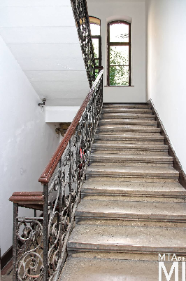 IMG_8878_Alkotmány u. 12_lépcsőház.jpg