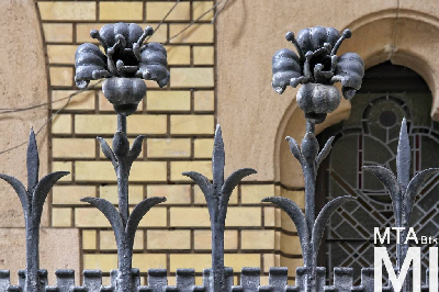 IMG_8923_Alkotmány u. 12_templom_kapurács.jpg