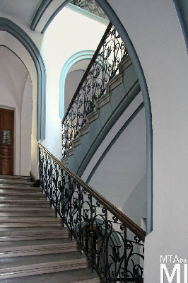 IMG_8804_Alkotmány u. 12_lépcsőház.jpg