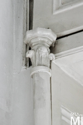 IMG_8844_Alkotmány u. 12_belső_nagyterem emberfejes konzolokkal.jpg