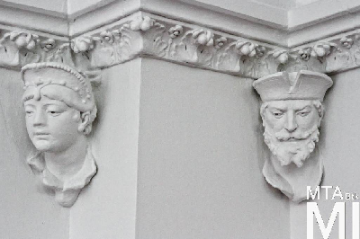 IMG_8845_Alkotmány u. 12_belső_nagyterem emberfejes konzolokkal.jpg