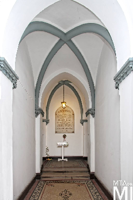 IMG_8911_Alkotmány u. 12_kapualj.jpg