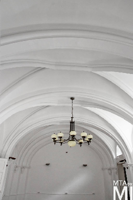 IMG_8838_Alkotmány u. 12_belső_nagyterem emberfejes konzolokkal.jpg