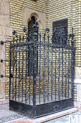 IMG_6254_Alkotmány u. 12_templom_kapurács.jpg