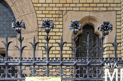 IMG_8922_Alkotmány u. 12_templom_kapurács.jpg