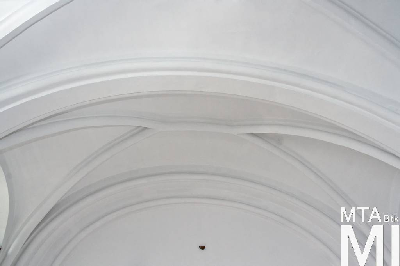 IMG_8852_Alkotmány u. 12_belső_nagyterem emberfejes konzolokkal.jpg