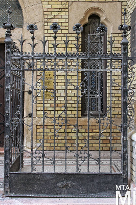 IMG_6249_Alkotmány u. 12_templom_kapurács.jpg