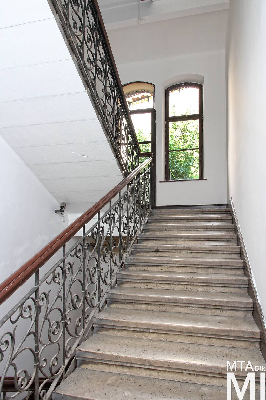 IMG_8879_Alkotmány u. 12_lépcsőház.jpg