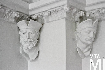 IMG_8841_Alkotmány u. 12_belső_nagyterem emberfejes konzolokkal.jpg