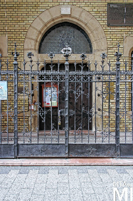 IMG_8918_Alkotmány u. 12_templom_kapurács.jpg