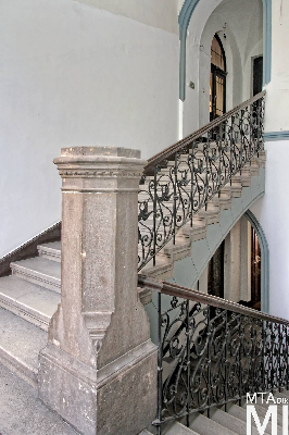 IMG_8788_Alkotmány u. 12_lépcsőház.jpg