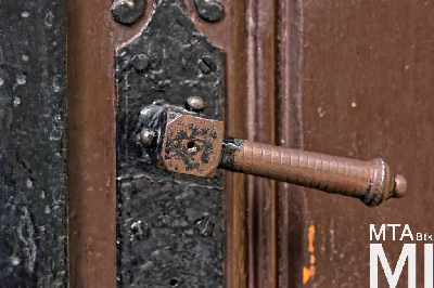 IMG_8924_Alkotmány u. 12_kapurészlet.jpg