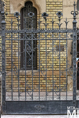 IMG_6248_Alkotmány u. 12_templom_kapurács.jpg