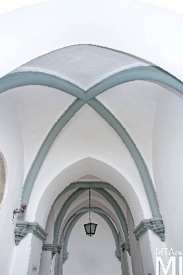 IMG_8904_Alkotmány u. 12_kapualj_lépcsőház.jpg