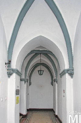 IMG_8903_Alkotmány u. 12_kapualj_lépcsőház.jpg