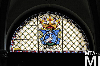 IMG_8833_Alkotmány u. 12_belső_színes üvegablak.jpg