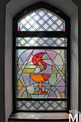 IMG_8802_Alkotmány u. 12_lépcsőház_színes üvegablak.jpg