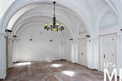 IMG_8851_Alkotmány u. 12_belső_nagyterem emberfejes konzolokkal.jpg