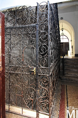 IMG_8874_Alkotmány u. 12_lépcsőház.jpg