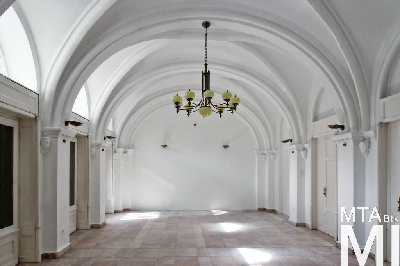 IMG_8848_Alkotmány u. 12_belső_nagyterem emberfejes konzolokkal.jpg