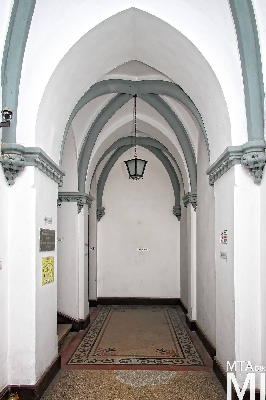IMG_8902_Alkotmány u. 12_kapualj_lépcsőház.jpg