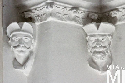 IMG_8840_Alkotmány u. 12_belső_nagyterem emberfejes konzolokkal.jpg