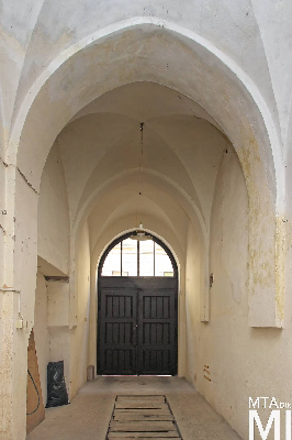 IMG_8856_Alkotmány u. 12_kapualj.jpg