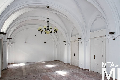 IMG_8850_Alkotmány u. 12_belső_nagyterem emberfejes konzolokkal.jpg