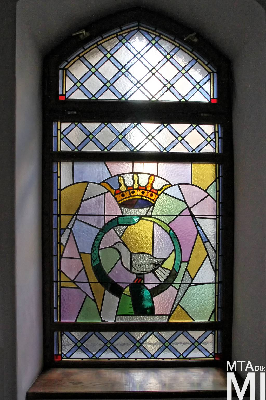 IMG_8803_Alkotmány u. 12_lépcsőház_színes üvegablak.jpg