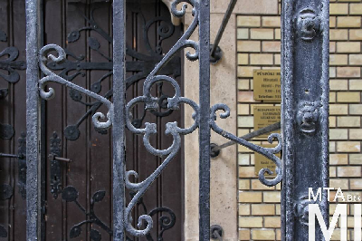 IMG_8919_Alkotmány u. 12_templom_kapurács.jpg