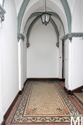 IMG_8900_Alkotmány u. 12_lépcsőház.jpg