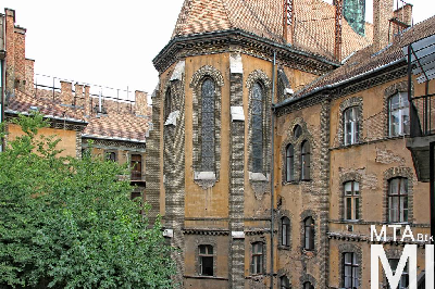 IMG_8896_Alkotmány u. 12_templomkülső_udvari nézet.jpg