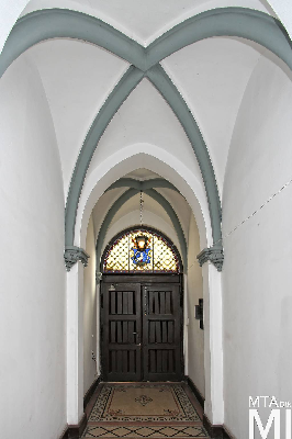 IMG_8909_Alkotmány u. 12_kapualj.jpg