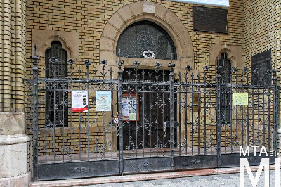 IMG_8928_Alkotmány u. 12_templom_kapurács.jpg