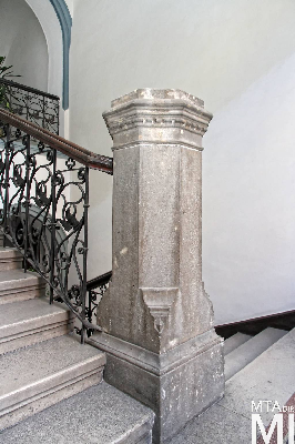 IMG_8789_Alkotmány u. 12_lépcsőház.jpg