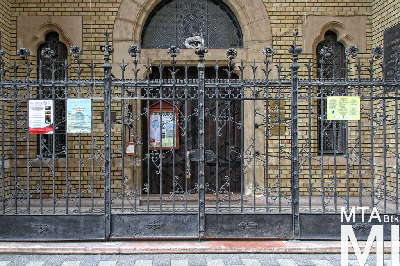 IMG_8927_Alkotmány u. 12_templom_kapurács.jpg