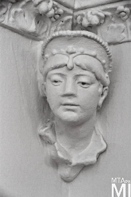 IMG_8846_Alkotmány u. 12_belső_nagyterem emberfejes konzolokkal.jpg