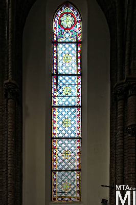IMG_8689_Alkotmány u. 12_templombelső_színes üvegablak.jpg