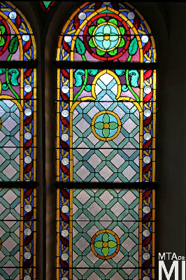 IMG_8658_Alkotmány u. 12_templombelső_színes üvegablak.jpg