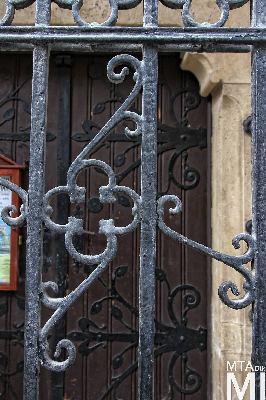 IMG_8920_Alkotmány u. 12_templom_kapurács.jpg